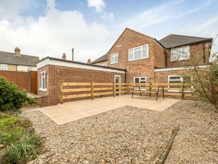 OX Living is proud to present this high-quality 9-bedroom co-living property, perfect for working professionals looking for stylish, stress-free living. Room 8 - Photo 5