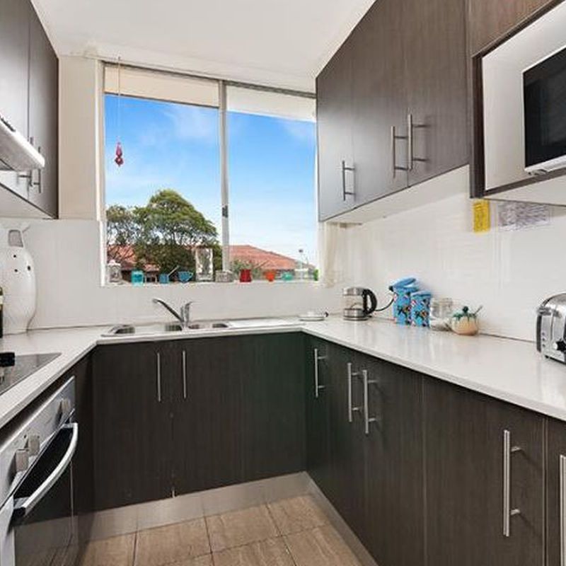 BRIGHT ONE BEDROOM APARTMENT IN PERFECT LOCATION - Photo 1