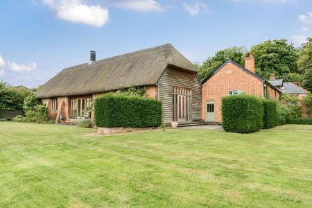 A charming thatched barn conversion in Wherwell. - Photo 3