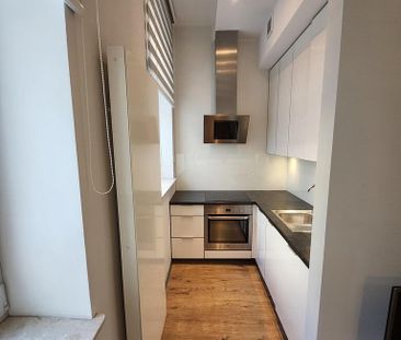 Komfortowe 2 pokoje w centrum z windą i piwnicą. - Photo 3