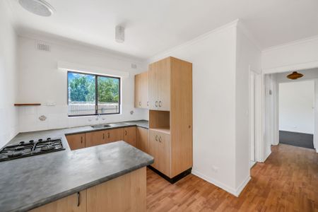 Spacious 2 bedroom unit close to City and Norwood. - Photo 3