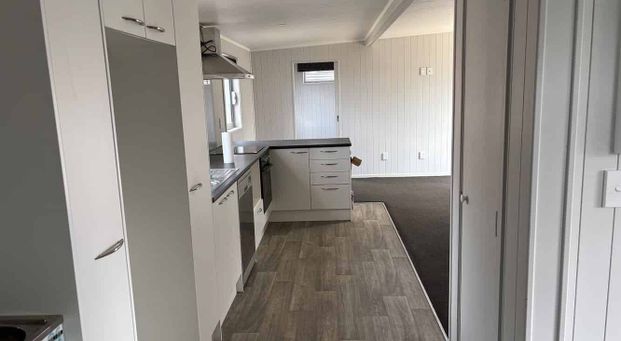 Sunny 3 bedroom home - Photo 1