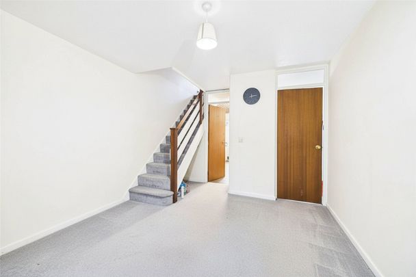3 bedroom House in Nuthatch Drive, Reading - Photo 1