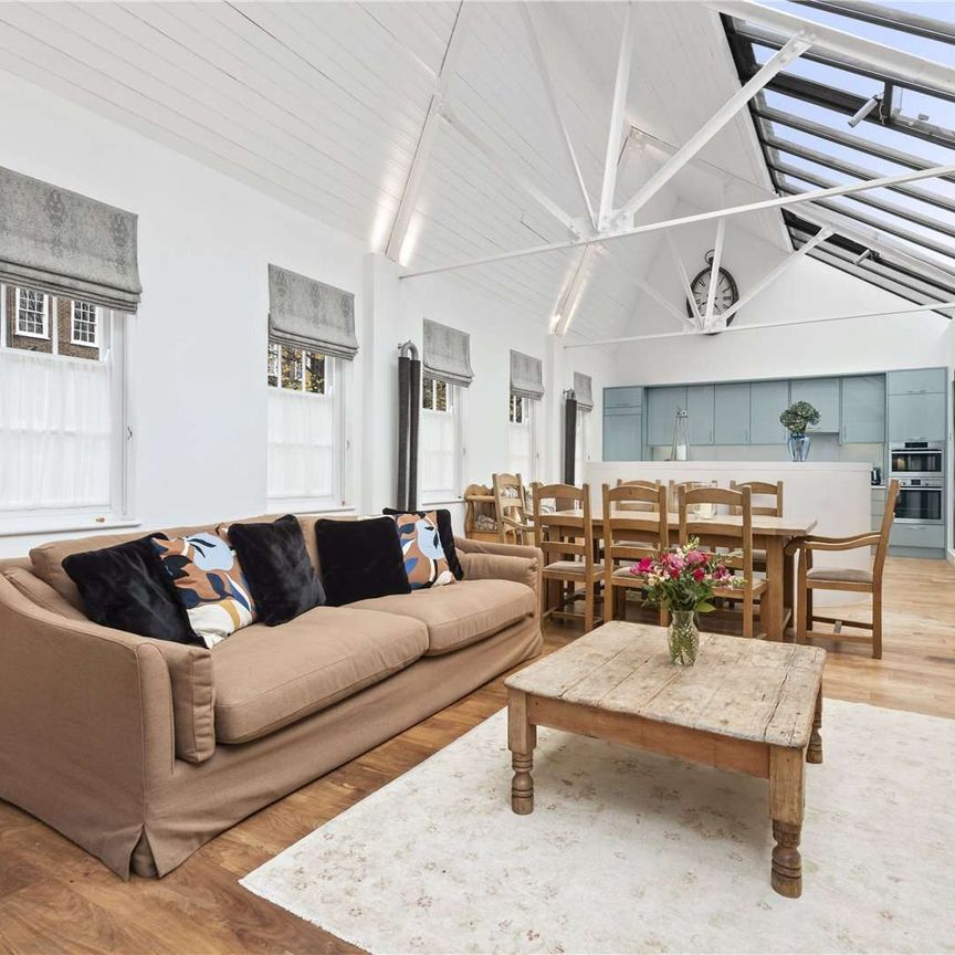 A very spacious two bedroom coach house, tucked away on one of Clapham's most premier roads. - Photo 1