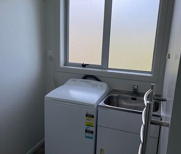 Charming 3 Bed room 2 bathroom home - Photo 4