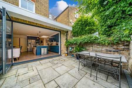 Fontarabia Road, London, SW11 - Photo 2