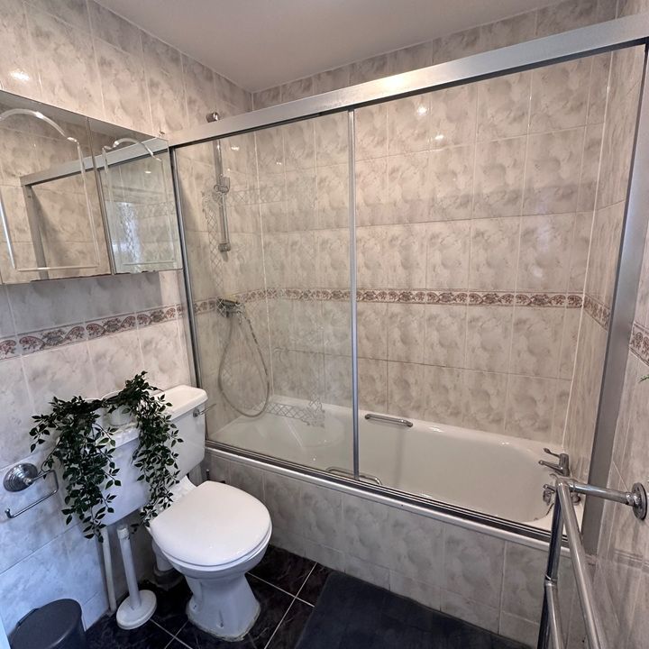 Room in a Shared House, Walm Lane, NW2 - Photo 1