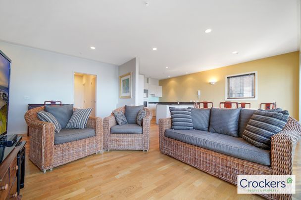 Spacious 3 bedroom 2 Bathroom apartment with amazing views and carpark . - Photo 1