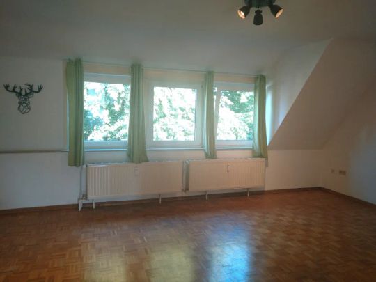 ruhige 2,5 Zimmer Dachgeschosswohnung ohne Balkon - Foto 1