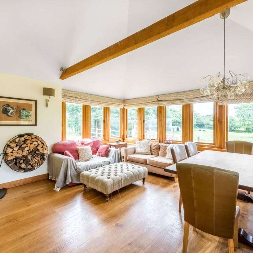 A charming character family home tucked away on the edge of Speldhurst village. - Photo 1