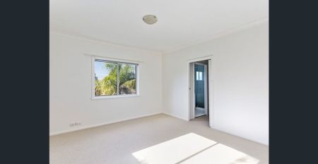 Spacious Apartment with Panoramic Views - Photo 4