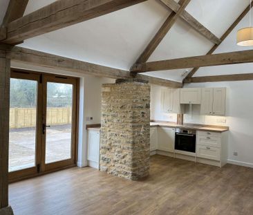 Barn conversion situated on the edge of Corsham. - Photo 3