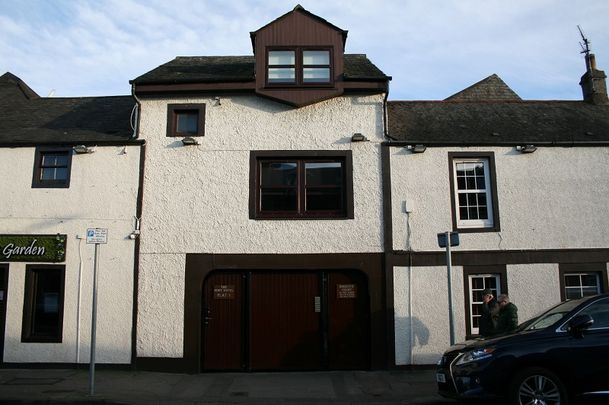 IMMACULATE 2 BEDROOM FLAT – BROCHTIE COURT, BROUGHTY FERRY - Photo 1