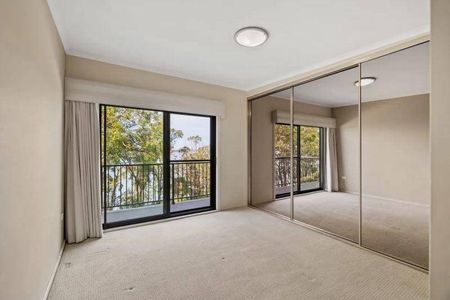 FOR RENT: WATERFRONT LIFESTYLE AWAITS! 4-Bedroom Plus Study Home with Stunning Lake Views - Photo 4