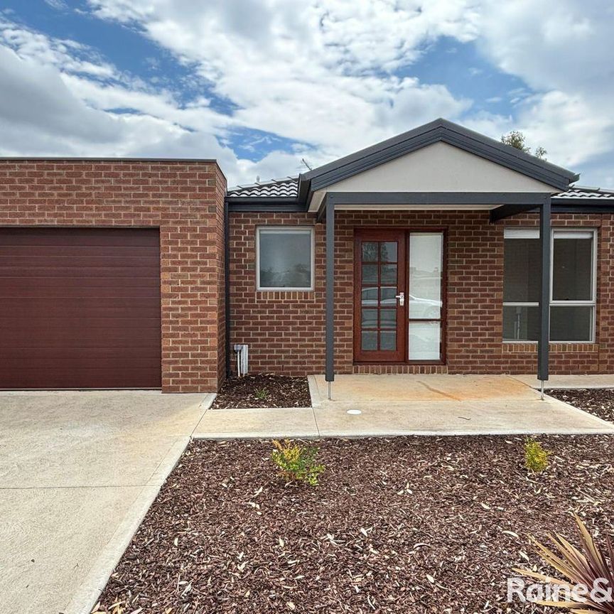 2/8 Coventry Place, Melton South, VIC 3338 - Photo 1