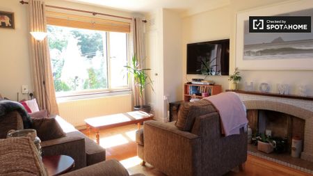 Room for rent in 2-bedroom house in Ballygall, Dublin - Photo 4