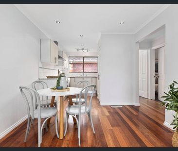 SPACIOUS 2 BEDROOM UNITWITH DOUBLE LOCK UP GARAGE - Photo 3