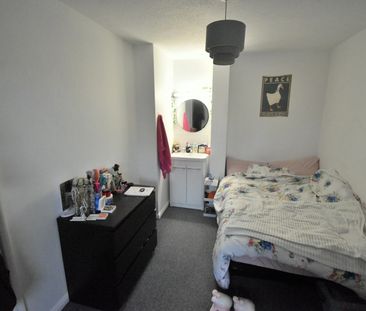 7 Bed Terraced House, Hillside Court, RG1 - Photo 5