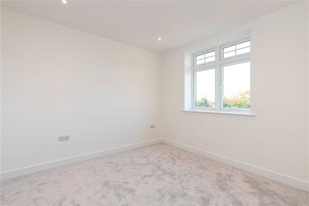 2 bedroom in Shoppenhangers Road, Maidenhead - Photo 1