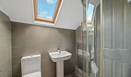 Spacious 6-Bed Student House with Two Bathrooms & Convenient Amenities - Photo 5