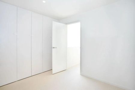 Two beds, two bathrooms, two car spaces… and too good to miss! - Photo 2