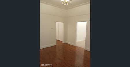 Stylish Renovated Villa in Prime Inner-City Location - Photo 2