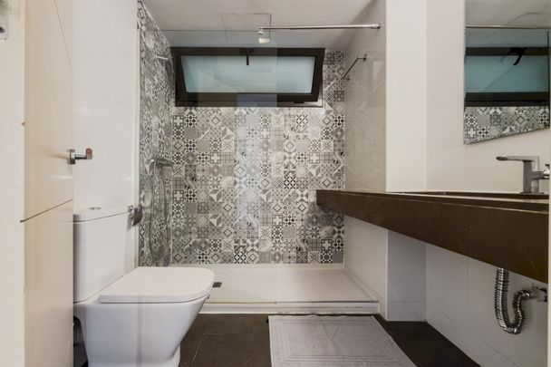 Nice room in Barcelona with single bed - Photo 1