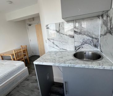 Bedsit close to ilford station- 900 - Photo 2
