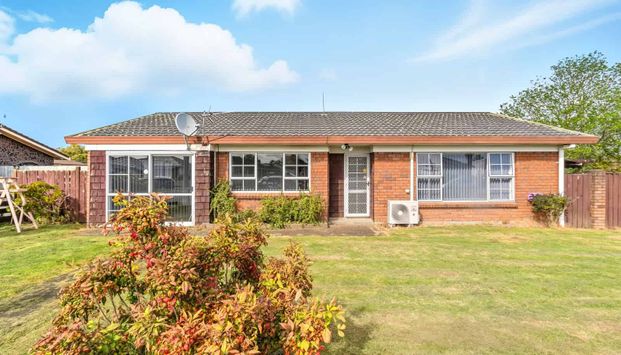Spacious standalone home in a prime Papatoetoe location! - Photo 1