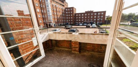 3 Bedroom, 1 bath, 1 reception Flat - Photo 4