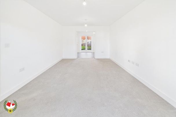 De Lisle Bush Way, Great Oldbury, Stonehouse - Photo 1