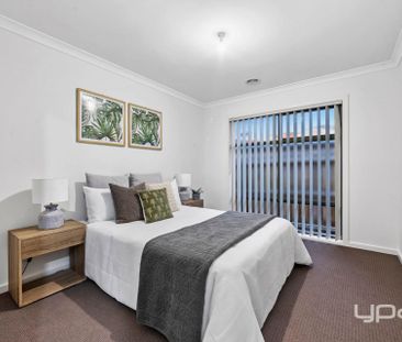 MODERN & CLOSE TO THE STATION - Photo 1