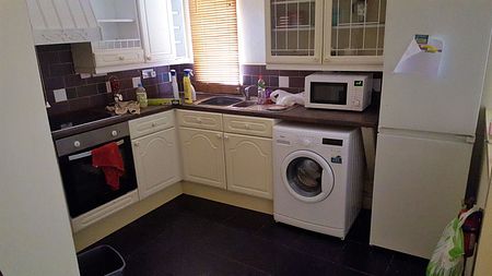 2 bedroom flat - Photo 3