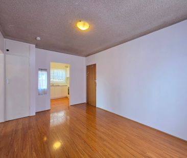 CONVENIENTLY LOCATED TWO-BEDROOM UNIT WITH SUNNY ASPECT - Photo 2