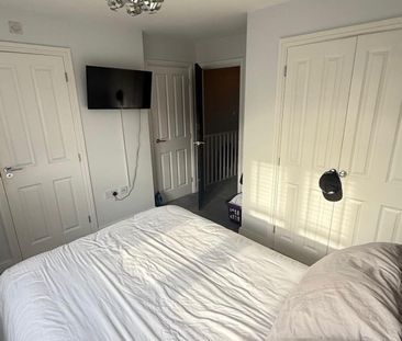 3 Bedroom House - Mid Terrace To Let - Photo 5