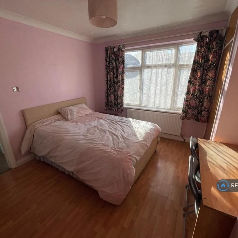 1 bedroom in a house share to rent - Photo 1
