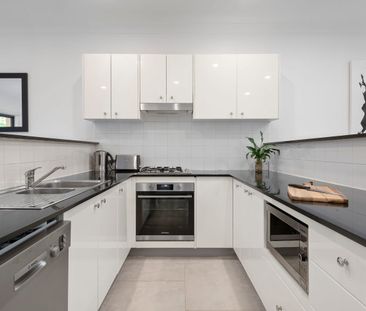 Impressive Beauty Townhouse in a Prime Location! - Photo 3