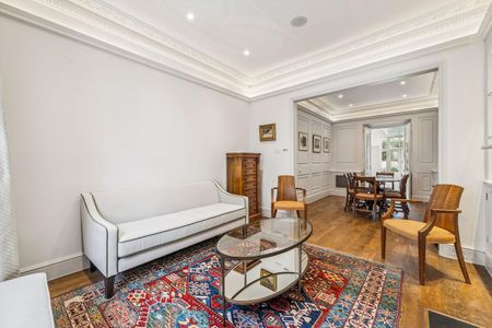 A beautifully presented white stucco-fronted townhouse available to rent in the heart of Belgravia, SW1. - Photo 4