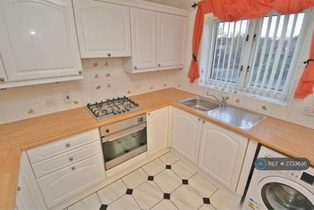 3 bedroom semi-detached house to rent - Photo 3