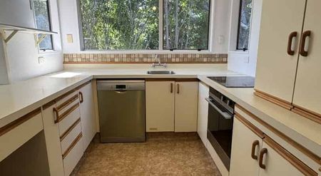 FABULOUS AND SPACIOUS THREE BEDROOM: - Photo 5