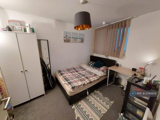 1 bedroom in a flat share to rent - Photo 1