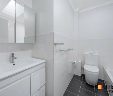 2-Bedroom Modern Apartment in Prime Location - Photo 5