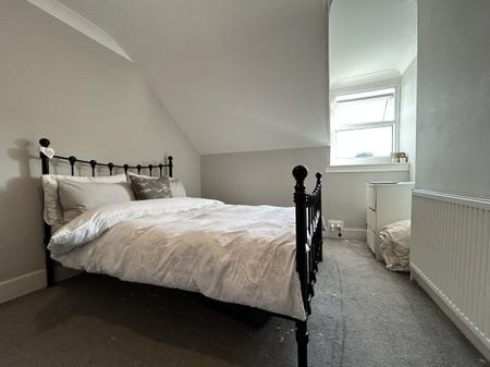 Clifton Road, Worthing, BN11 2 bedroom maisonette to rent - Photo 2