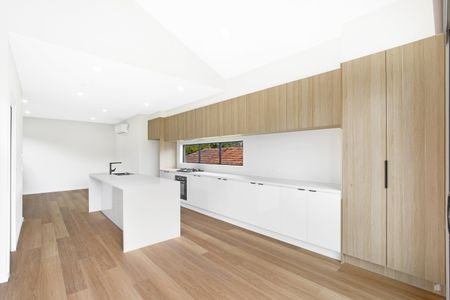 4/12 South Crescent, Heidelberg West VIC 3081 - Townhouse For Rent | Domain - Photo 2