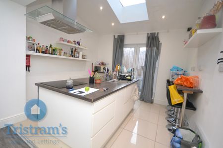 4 bed Semi-Detached House for Rent - Photo 3