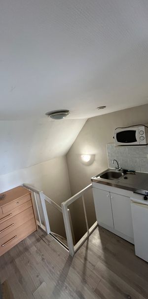 STUDIO MEUBLÉ PROCHE DE LA GARE - Photo 1