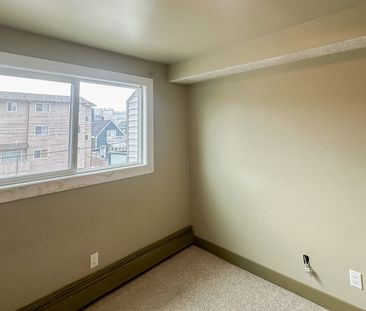 Renfrew 1 Bed Condo With Underground Parking | Heat & Water Included. - Photo 2