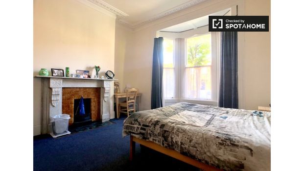 Large room in shared apartment in Stoneybatter, Dublin - Photo 1