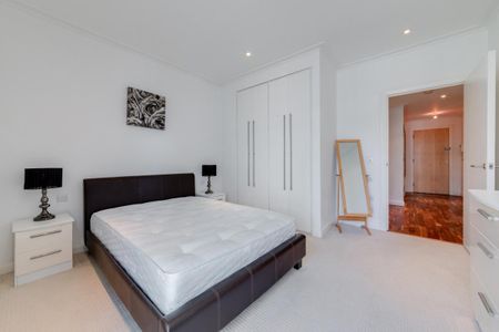 1 bedroom flat in 2 South Quay Square - Photo 3