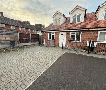 4 bedroom semi-detached house to rent - Photo 3